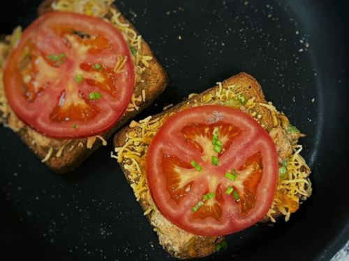These Tuna Tomato Melts are a quick, comforting classic — crispy toasted bread topped with a savory tuna mixture, melted cheese, and fresh slices of tomato. They come together easily and make a warm, satisfying lunch or light dinner.