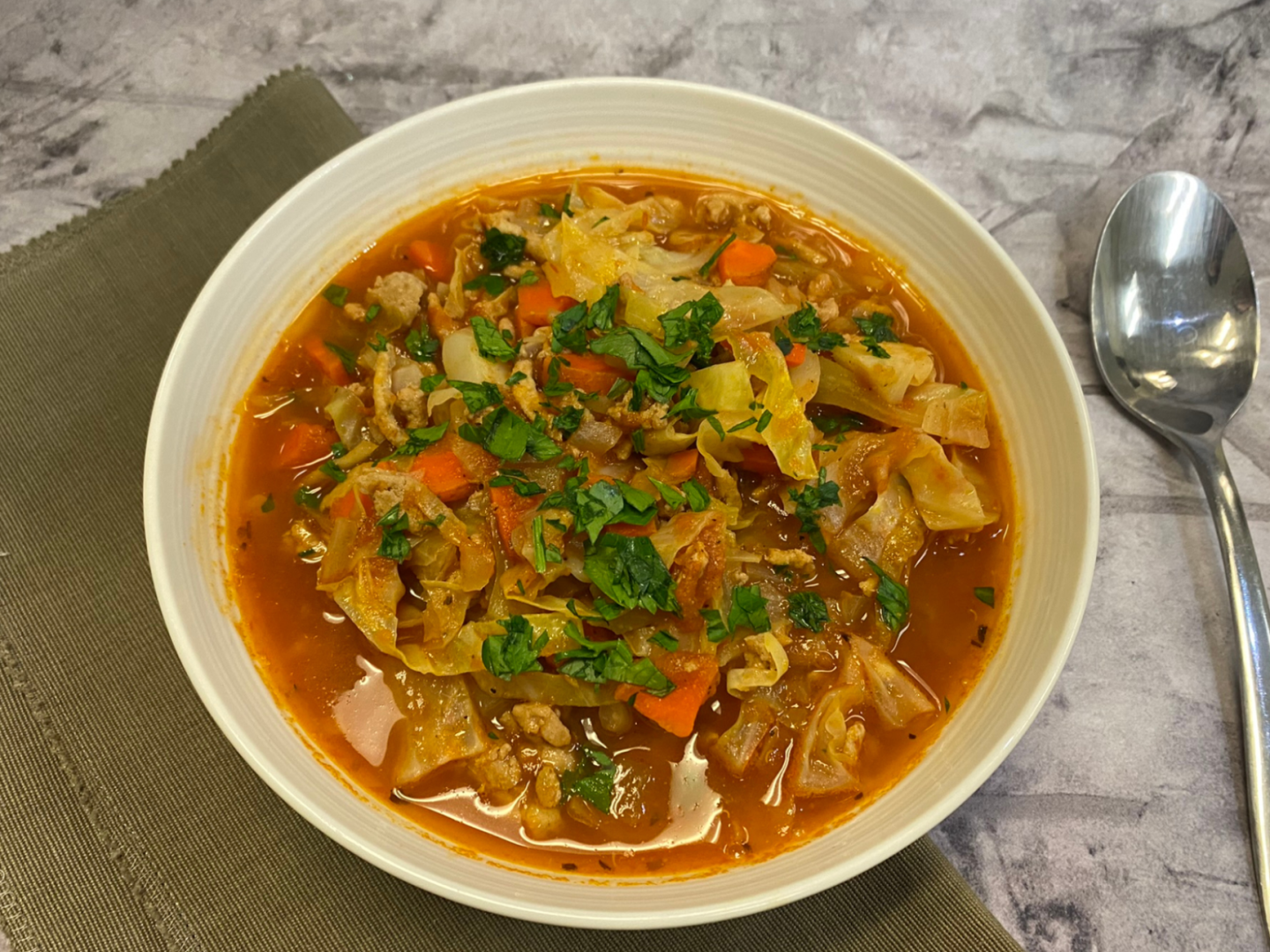 If you love classic cabbage rolls but don’t love the work, this soup is your new best friend. It’s packed with veggies, lean ground turkey, and fluffy brown rice, all simmered together in a savory tomato broth. Simple ingredients, big comfort.